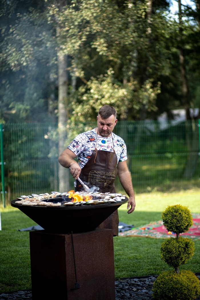 мясо на чугунной решетке на мангале. Смотреть фото мясо на чугунной решетке на мангале. Смотреть картинку мясо на чугунной решетке на мангале. Картинка про мясо на чугунной решетке на мангале. Фото мясо на чугунной решетке на мангале