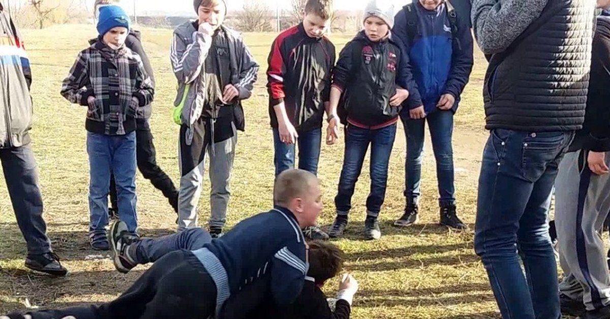 Покажи больших пацанов. Драка школьников в школе.