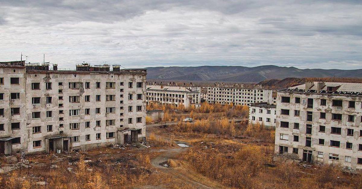 Фото заброшенного города. Сусуман Долина смерти. Заброшенные Северные города. Таёжинск город призрак. Города призраки России.