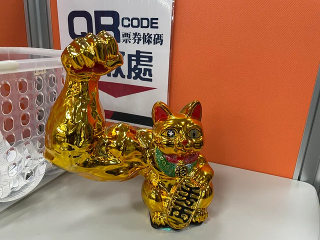 Манэки-нэко фигурка в моем спортзале