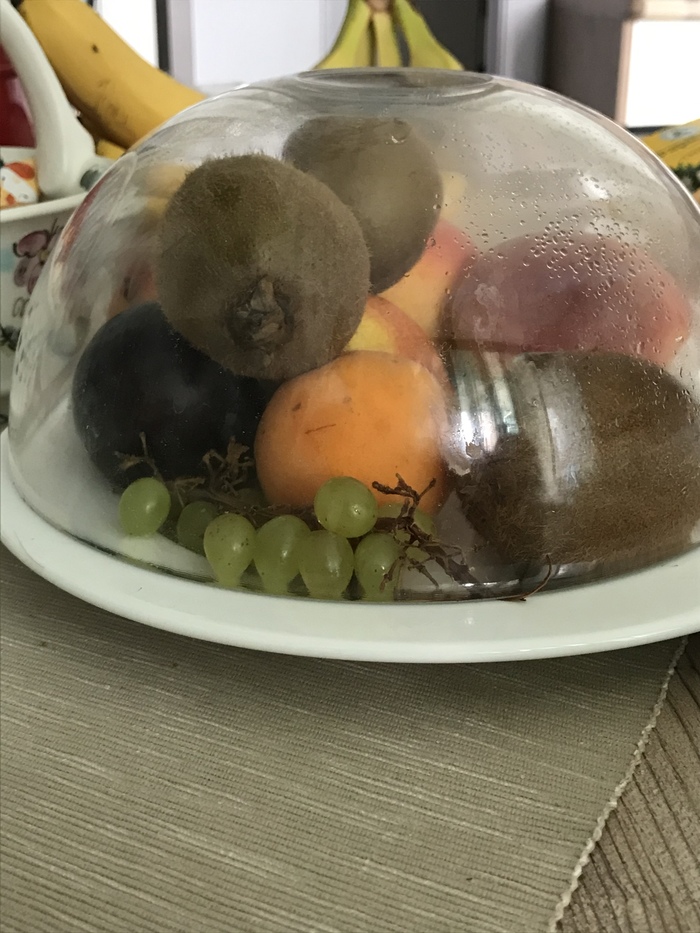 Кажется, этому абрикосу грустно...