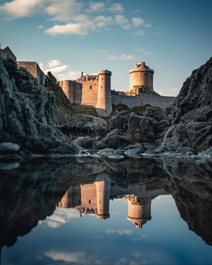 Форт Ла Латте, Бретань, Франция / Fort la Latte, Bretagne, France Бретань, Франция, Замок, Форт, Фотография, Отражение, Гранит, Скалы