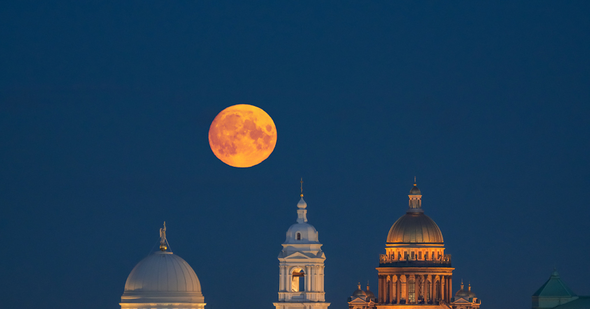 Луна спб 2024. Луна над Питером. Луна в храме Питер. Оранжевая Луна в Санкт-Петербурге. Луна над собором.