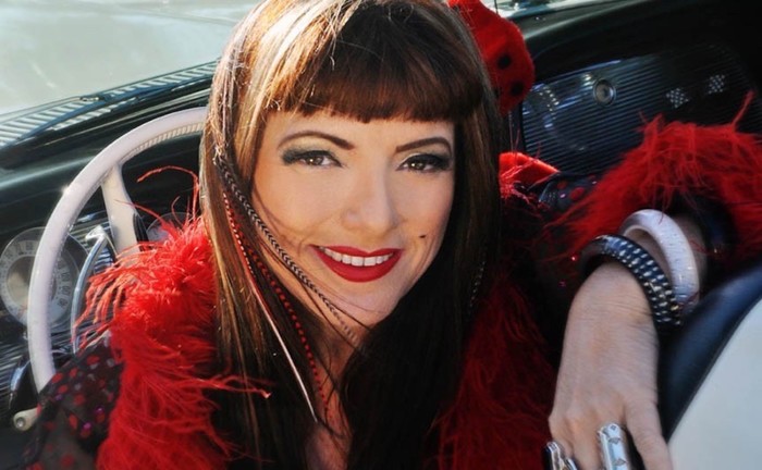 cage the elephant биография. 1629953238185788116. cage the elephant биография фото. cage the elephant биография-1629953238185788116. картинка cage the elephant биография. картинка 1629953238185788116. Хотя эта команда родом из Кентукки (а точнее из местечка Боулинг Грин) свой первый успех она познала не в Америке, а в Англии. Проект стартовал в 2006-м году, причем основали его ребята, до сего момента не имевшие отношения к профессиональной музыке. Водопроводчик, бармен, торговец скобяными изделиями, телемаркетолог, продавец из зоомагазина и просто ученик – вот каковы были их роды занятий, до того как Мэтт Шульц, Брэд Шульц, Дэниел Тиченор, Джаред Чампион и Линкольн Пэриш объединились под маркой "Cage The Elephant". Впрочем, парни уже успели какое-то время поиграть в школьных группах, поэтому хоть и небольшой, но опыт в этом деле у них имелся. Выступив на фестивале "South By Southwest", новоиспеченная рок-единица удостоилась контракта от "Relentless Records" и вскоре дебютировала с синглом "Free Love". cage the elephant биография. 1629953238185788116. cage the elephant биография фото. cage the elephant биография-1629953238185788116. картинка cage the elephant биография. картинка 1629953238185788116. Хотя эта команда родом из Кентукки (а точнее из местечка Боулинг Грин) свой первый успех она познала не в Америке, а в Англии. Проект стартовал в 2006-м году, причем основали его ребята, до сего момента не имевшие отношения к профессиональной музыке. Водопроводчик, бармен, торговец скобяными изделиями, телемаркетолог, продавец из зоомагазина и просто ученик – вот каковы были их роды занятий, до того как Мэтт Шульц, Брэд Шульц, Дэниел Тиченор, Джаред Чампион и Линкольн Пэриш объединились под маркой "Cage The Elephant". Впрочем, парни уже успели какое-то время поиграть в школьных группах, поэтому хоть и небольшой, но опыт в этом деле у них имелся. Выступив на фестивале "South By Southwest", новоиспеченная рок-единица удостоилась контракта от "Relentless Records" и вскоре дебютировала с синглом "Free Love".