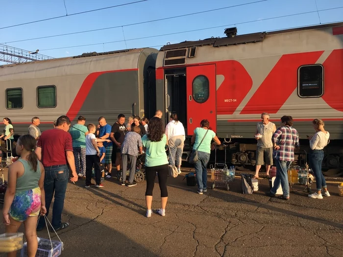 Владивосток москва сегодня. Поезд Биробиджан. Биробиджан Владивосток поезд. Электричка Биробиджан. Поезд Биробиджан выйду около , всем обманули.