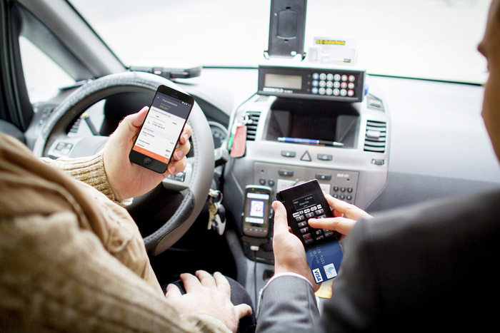 Украинских таксистов обяжут устанавливать «кассовые аппараты» в свои телефоны
