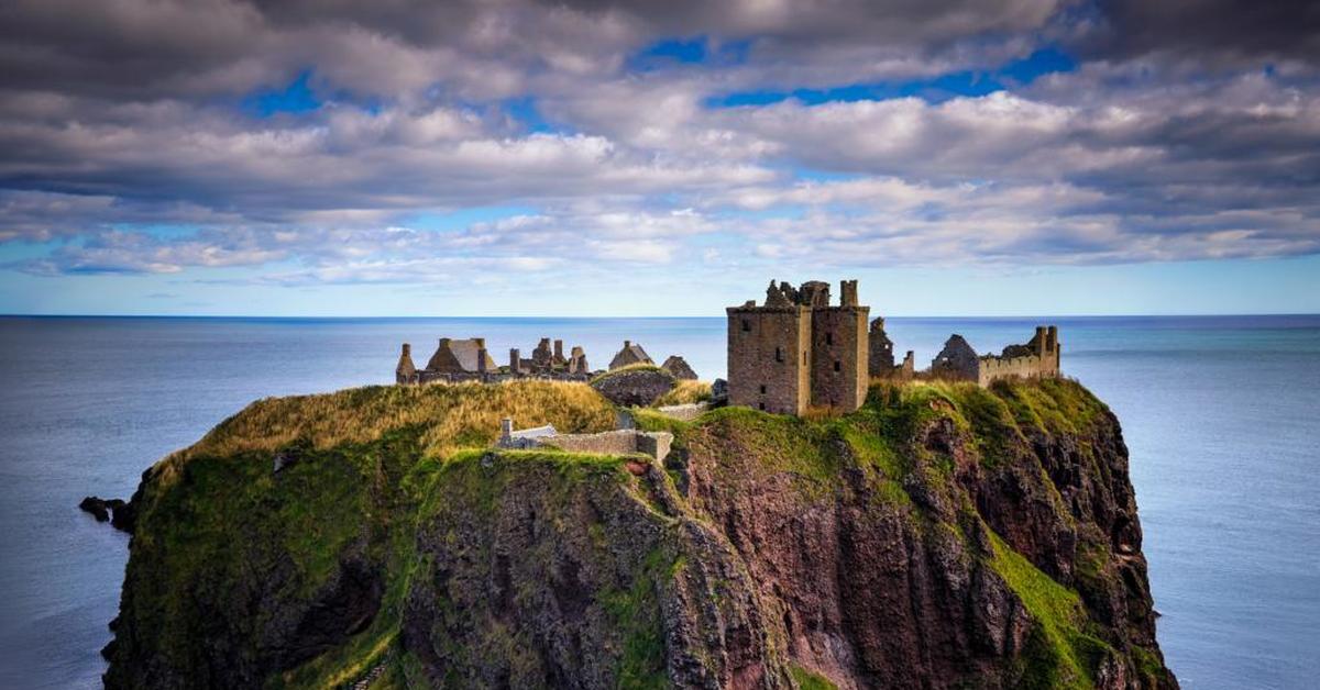 Scotland is beautiful. Замок Данноттар. Замок Данноттар Абердиншир Шотландия 15-16 век. Замок Эмброуз Шотландия. Замок Данноттар внутри.