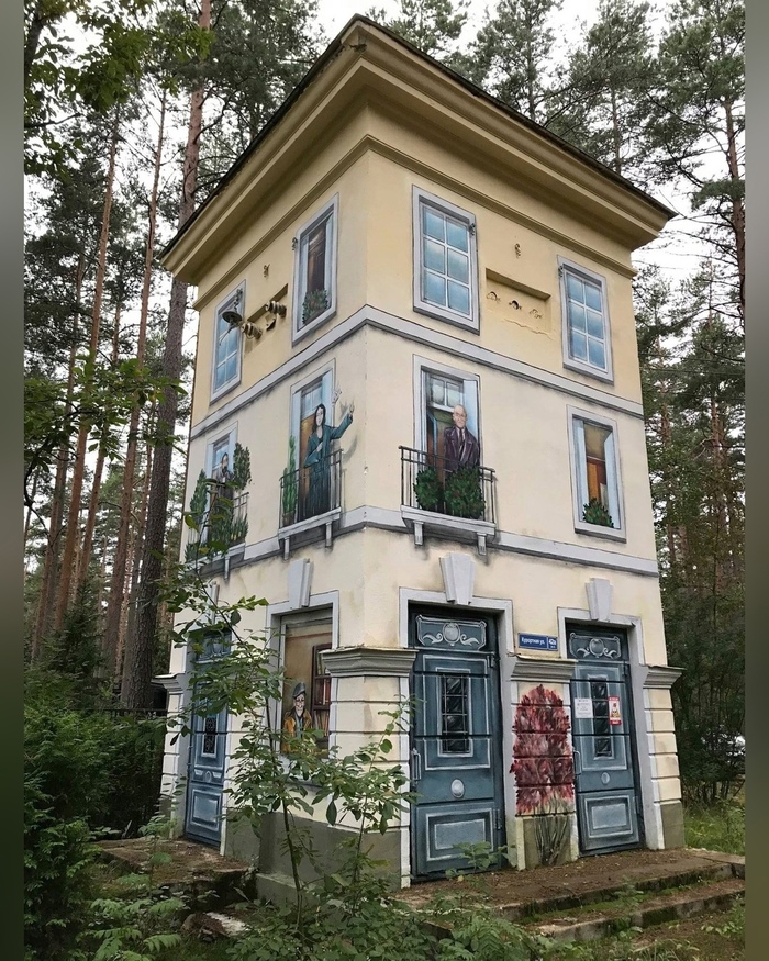 Трансформаторная будка в поселке Комарово