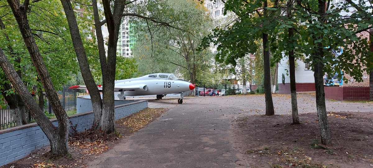 Жуковский без. Школа самолет. Самолеты во дворах Жуковского. Жуковский город двор. Во дворе школы самолет.