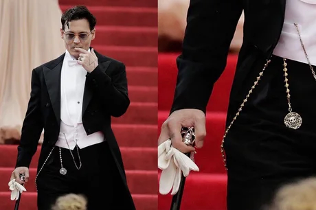 Джонни Депп c золотой монетой от пиратов Карибского моря на Met Gala
