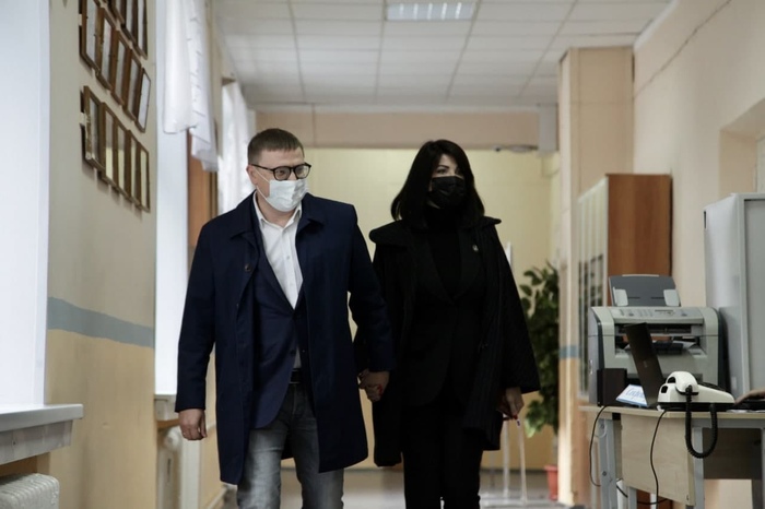 Губернатор Челябинской области со своей женой, сегодня на избирательном участке