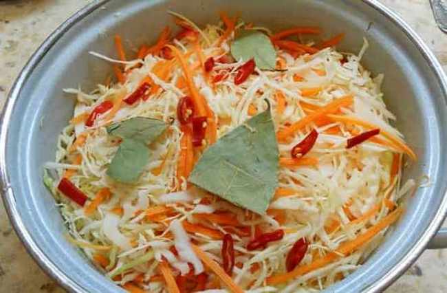Домашний рецепт очень вкусной хрустящей маринованной капусты - Остренькая закуска к бутылочке горячительного в кругу друзей
