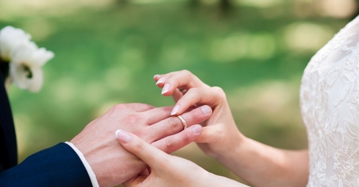Супружество какое. Руки жениха и невесты с кольцами. Невеста на руках у жениха. Молодожены кольца. Молодожены показывают кольца.