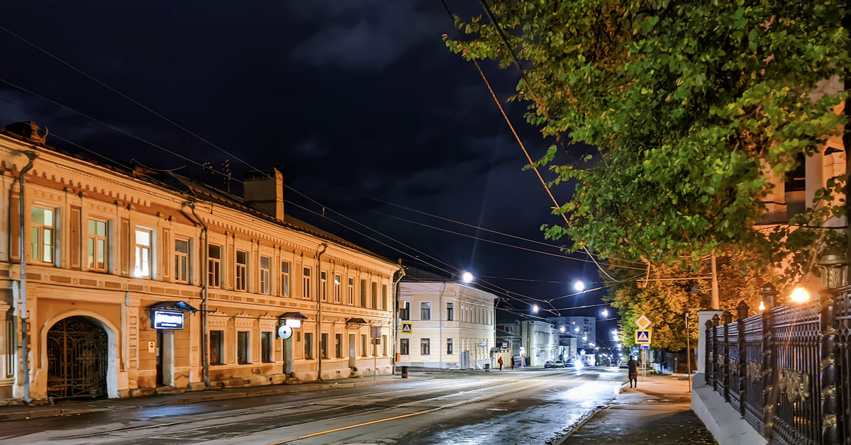 Нижний новгород 25. Ильинка Нижний Новгород. Свердлова Нижний Новгород вечером. Ильинка ночью. Красивый дом на Ильинке Нижний Новгород.