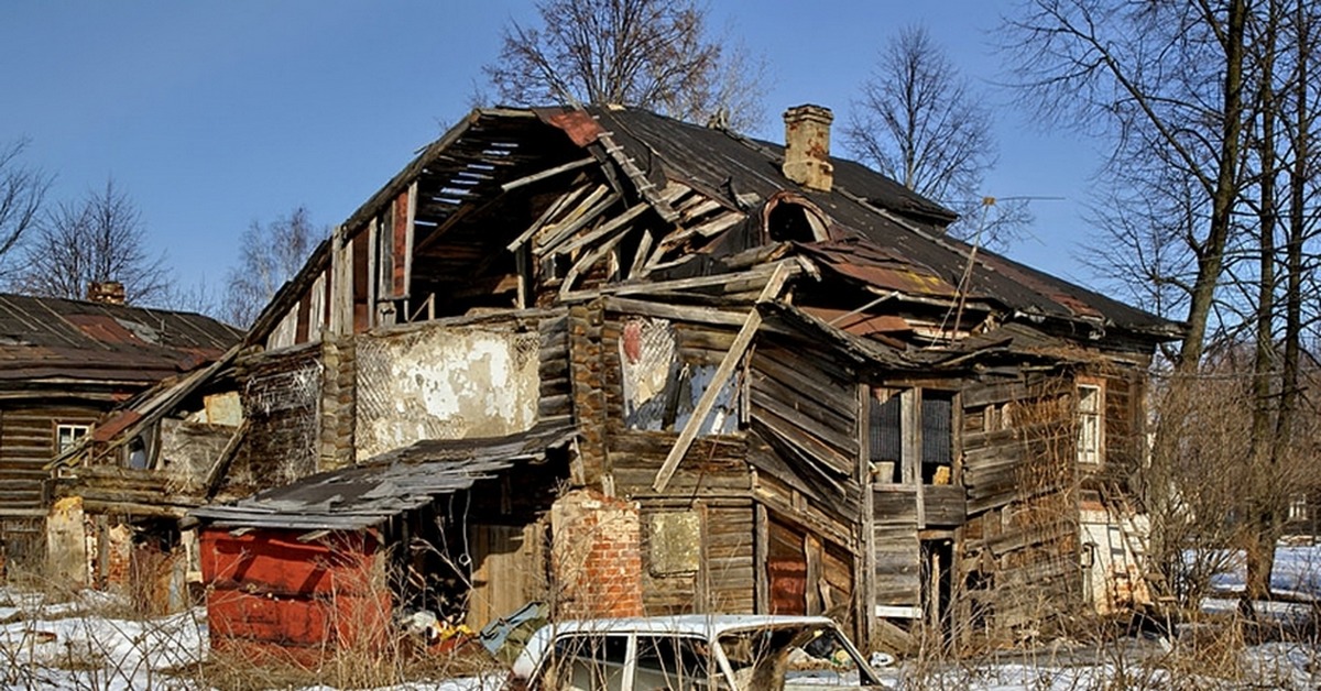 Старый дом разрушен. Заброшенный деревянный дом. Разваленный дом. Старый деревянный дом. Оазвалинвй дом.