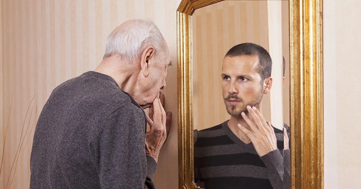 В зеркале увидишь. Old man looking in the Mirror. Old man is looking in the Mirror Dressing.