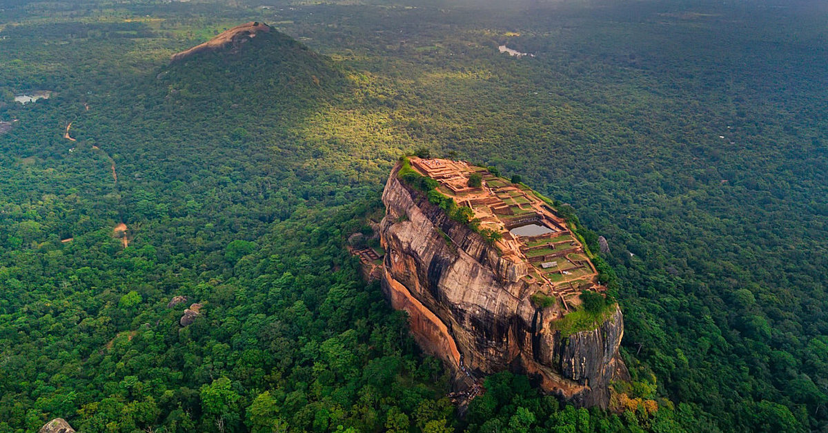 Чудеса шри ланки. Сигирия Шри-Ланка. Шри Ланка гора Сигирия. Крепость Сигирия — львиная скала. Львиная крепость Шри Ланка.