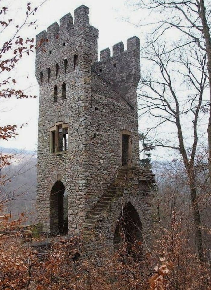 Разрушенный замок Карлсбург