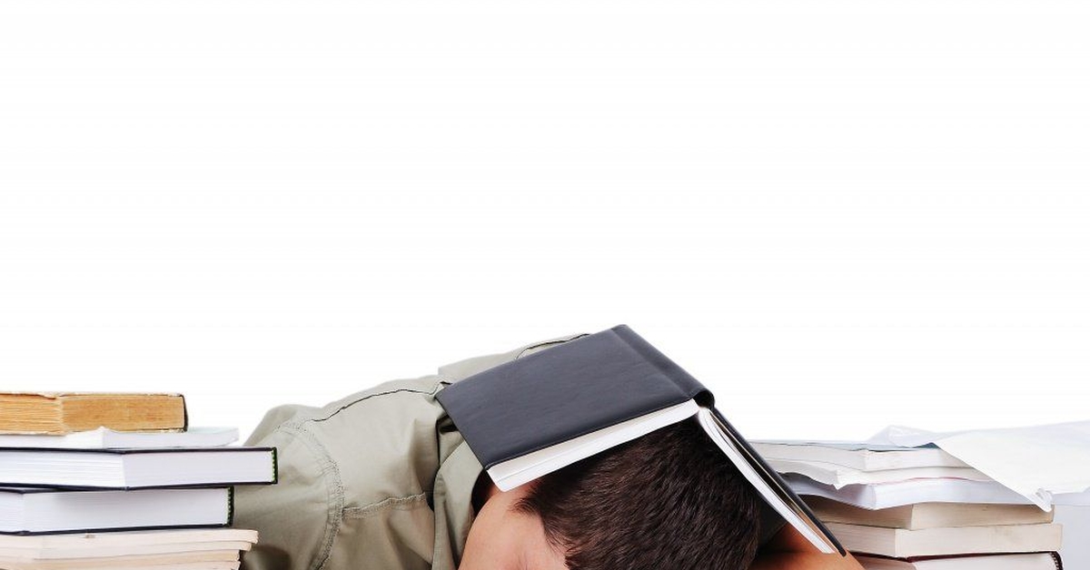 Читать книгу и спать. Уснул с книгой. Сонный студент. Уставший студент.