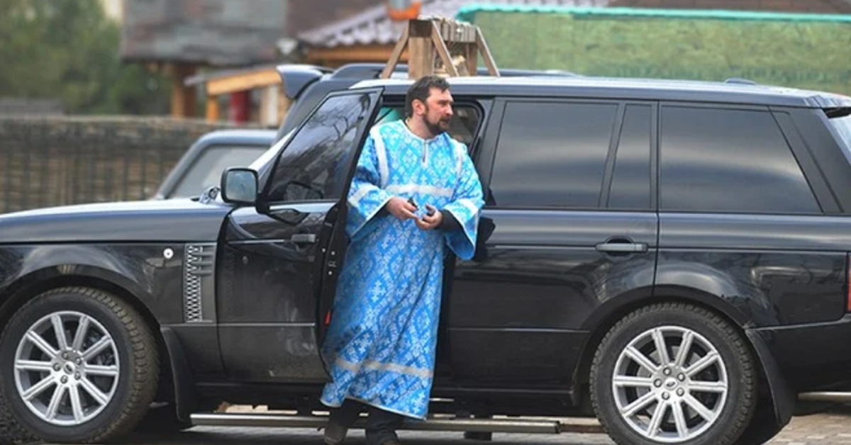 Богатый русский папа. Священник на Рендж Ровер. Священник на джипе. Священники на дорогих авто. Поп на дорогой машине.