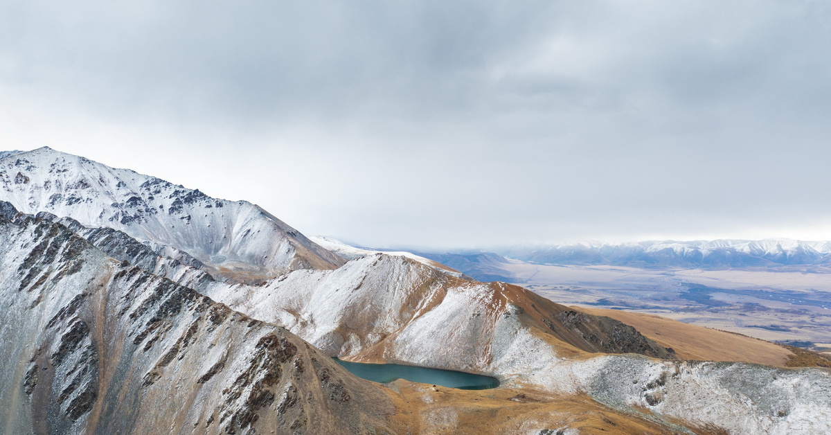 Mountain spirit. Озеро горных духов Алтай Акташ. Акташский хребет. Озеро дены-дерь Алтай. Акташские горы утром.