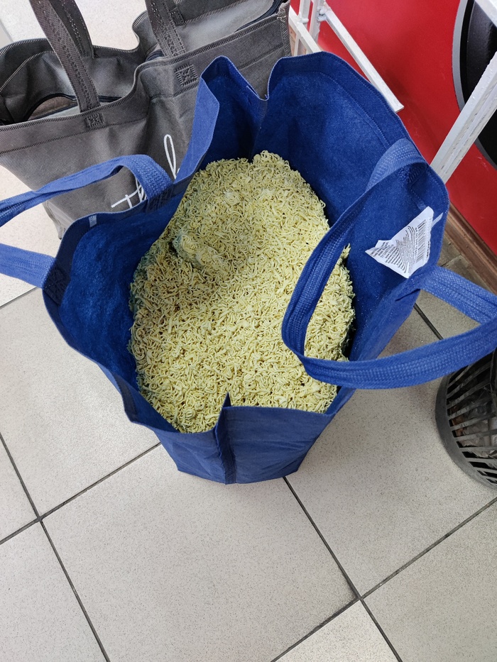 Когда в продажу поступил 13 айфон | Пикабу