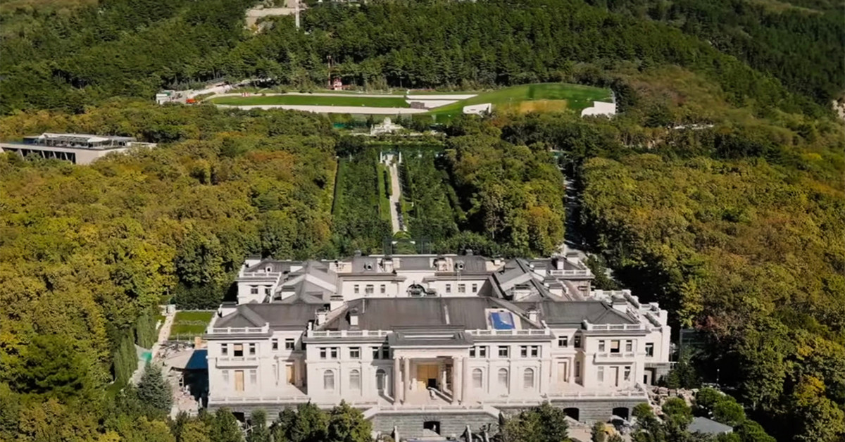 Замок в геленджике. Дворец Путина в Геленджике. Дворец Путина в Геленджике Навальный. Дворец Ротенберга в Геленджике. Замок Путина.