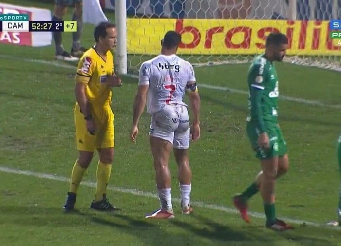 35-летний футболист Халк в матче чемпионата Бразилии с "Шапекоэнсе"