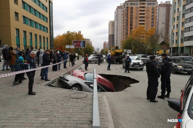 Автомобиль ушел под асфальт