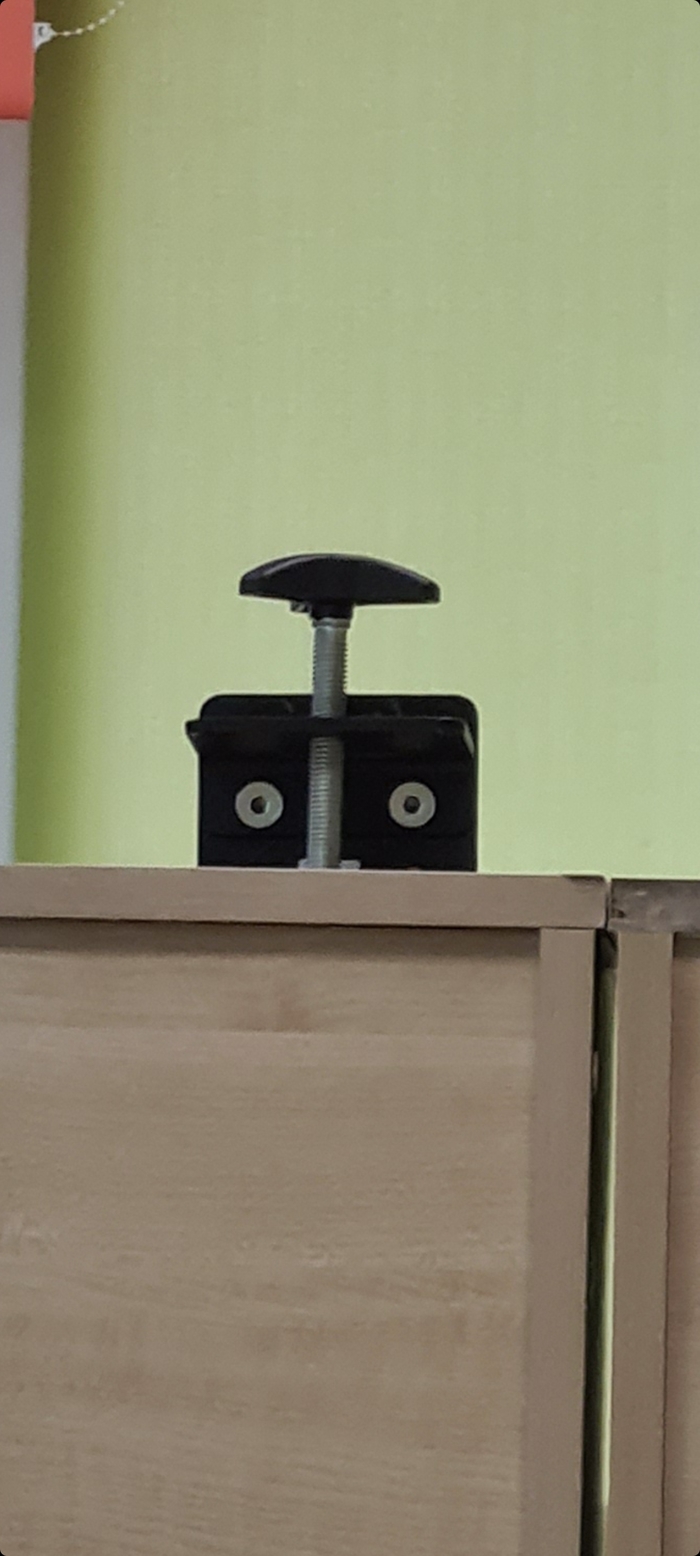 Подглядывает