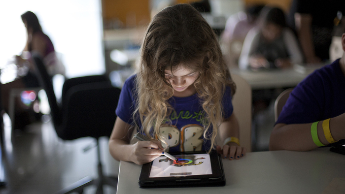 Экранное время оказалось для школьников полезнее, чем предполагали