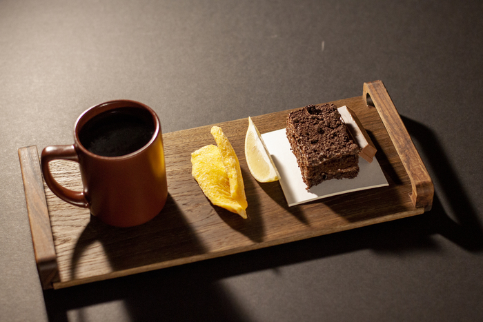 Небольшой поднос, чтобы принести еду от места приготовления к месту употребления