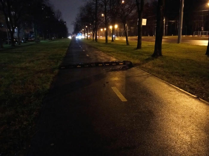 Полицейский лежит на велодорожке