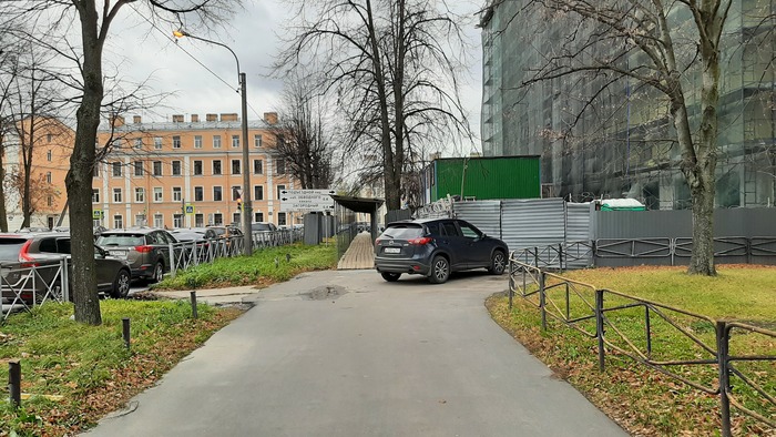 Раз в стороне на тротуаре, то можно??