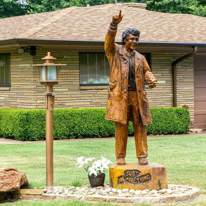 Статуя Коломбо, сделанная из сухостойного дерева при помощи бензопилы