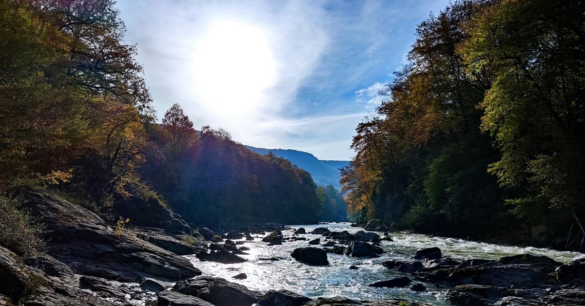 Майкоп каменномостский. Каменномостский Сочи. Камушки и горы вода.