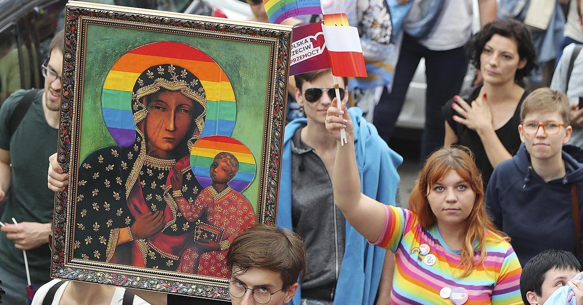 Папа разрешил однополые браки. Папа Римский LGBT. Папа Франциск с крестом ЛГБТ. Папа Римский с флагом ЛГБТ. LGBT крест на папе римском.