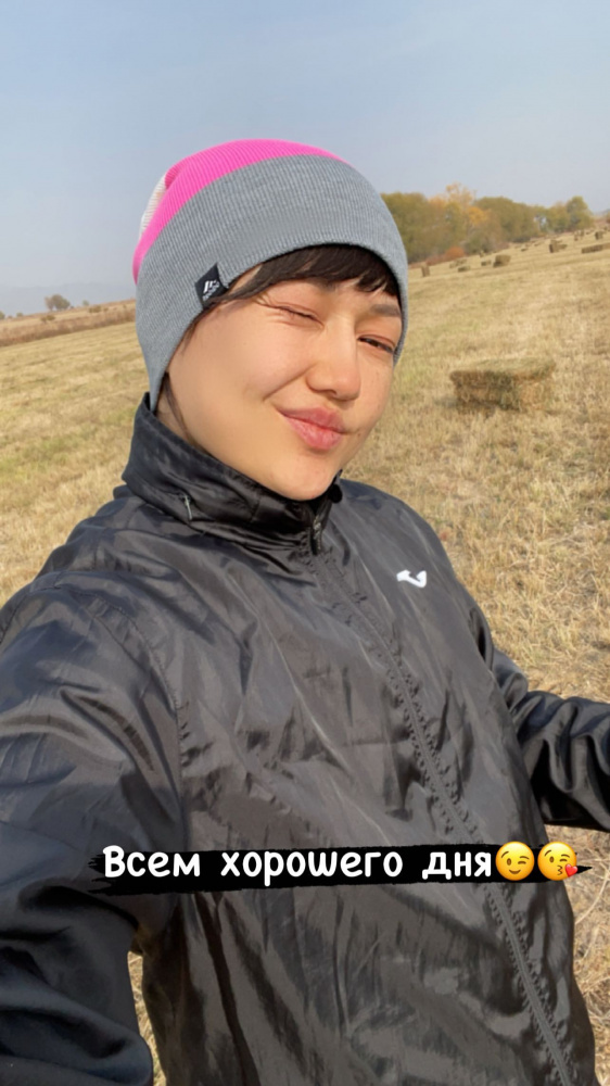 Пост дня: чемпионка мира Мээрим Жуманазарова занимается сбором сена в Таласе