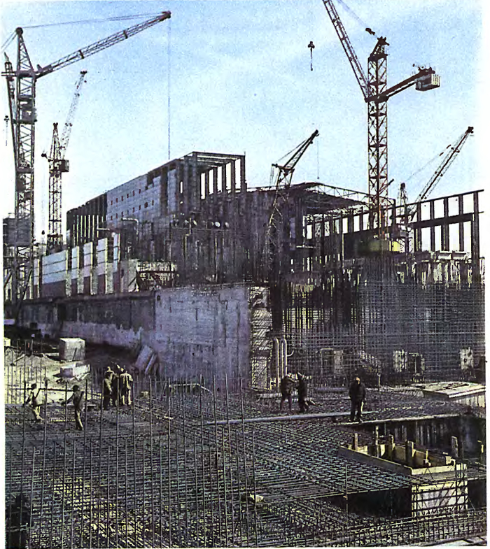 Строительство Чернобыльской АЭС в 1974 году. Снимок из журнала "Наука и Жизнь" 1977 год