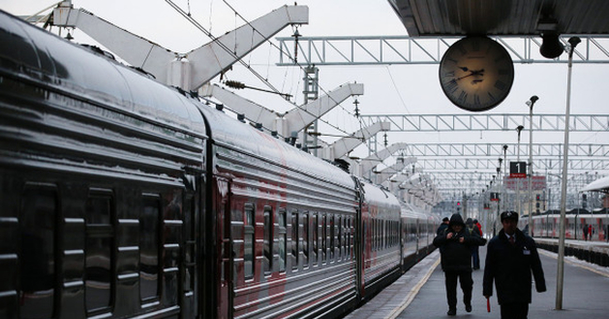 Открывается поезд. РЖД Москва Хельсинки. Москва Хельсинки РЖД путь. Магазин да на станции Железнодорожная. Ростанхам тюменьда поезд тохтаеткон жойда сталовой.