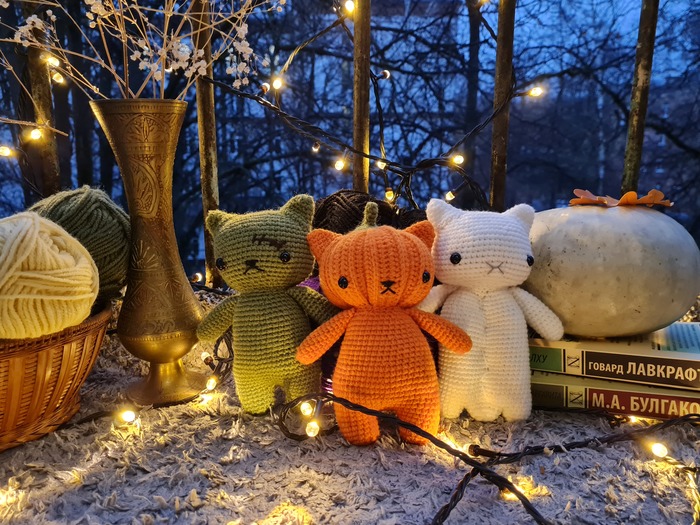 В преддверии Halloween'a я решила связать трёх необычных котика)