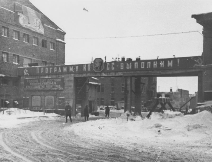 в каком году появился полиэтилен в ссср. 1635819872180093905. в каком году появился полиэтилен в ссср фото. в каком году появился полиэтилен в ссср-1635819872180093905. картинка в каком году появился полиэтилен в ссср. картинка 1635819872180093905. Нам сейчас кажутся странными плакаты и реклама с фотографиями младенцев, завернутых в целлофан. Но 70 лет назад целлофан был новинкой на западе, его рекламировали, как универсальный продукт для упаковки. Мы опоздали лет на 50. В СССР полиэтиленовые пакеты начали входить в обиход с конца семидесятых. До этого, продукты упаковывали в бумагу.