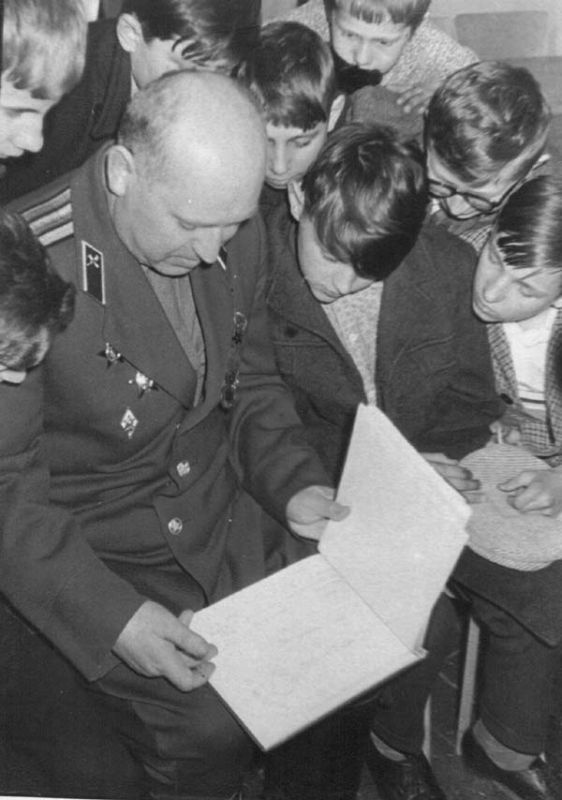 в каком году появился полиэтилен в ссср. 1635820012169785480. в каком году появился полиэтилен в ссср фото. в каком году появился полиэтилен в ссср-1635820012169785480. картинка в каком году появился полиэтилен в ссср. картинка 1635820012169785480. Нам сейчас кажутся странными плакаты и реклама с фотографиями младенцев, завернутых в целлофан. Но 70 лет назад целлофан был новинкой на западе, его рекламировали, как универсальный продукт для упаковки. Мы опоздали лет на 50. В СССР полиэтиленовые пакеты начали входить в обиход с конца семидесятых. До этого, продукты упаковывали в бумагу.