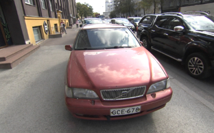 В центре Таллинн стоит заваленный штрафами автомобиль