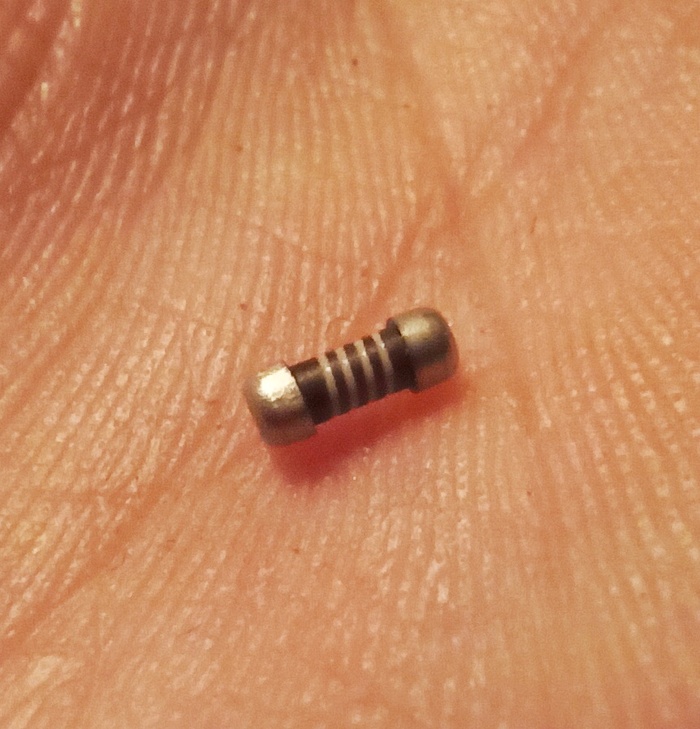 Нашел эту штуку дома, размер примерно 1'5-2 миллиметра, что это за хрень?