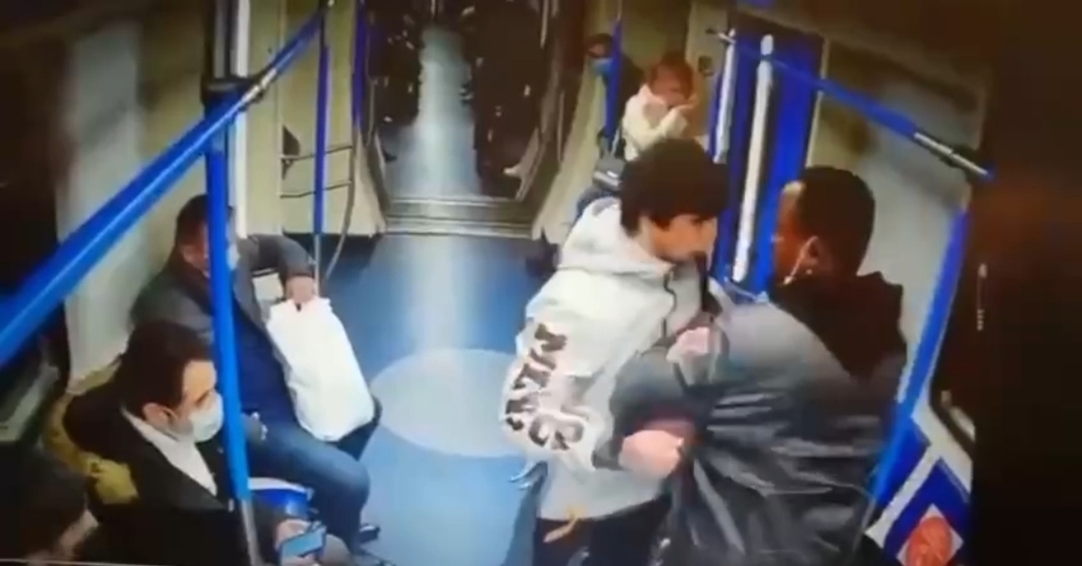 В москве избили таджиков. Драка в вагоне метро Москва.