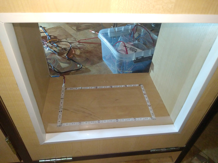 настройка ambibox windows 10. 163645234516299731. настройка ambibox windows 10 фото. настройка ambibox windows 10-163645234516299731. картинка настройка ambibox windows 10. картинка 163645234516299731. Компания Philips в 2007 году запатентовала невероятно простую, но, без преувеличения, потрясающую технологию фоновой подсветки ТВ Ambilight. С такой адаптивной подсветкой меньше устают глаза при просмотре в темноте, увеличивается эффект присутствия, расширяется область отображения и пр. Ambilight применима не только к видео и фото контенту, но и играм. Ambilight превратилась в визитную карточку телевизоров Philips. С тех пор компания Philips пристально бдит, чтобы никто из крупных производителей и думать не смел посягать на святое, создавая что-то подобное. Наверное, лицензировать эту технологию можно, но условия какие-то запредельные, и другие игроки рынка не особо горят желанием это делать. Небольшие компании тоже пытались (и сейчас есть компании, которые это делают) внедрять аналогичную технологию в виде отдельных комплектов, но кара от Philips была неизбежна. Так что в лучшем случае, если компания не продлит каким-то образом патент или его производную, другие производители лишь в 2027 году смогут выпускать что-то похожее.