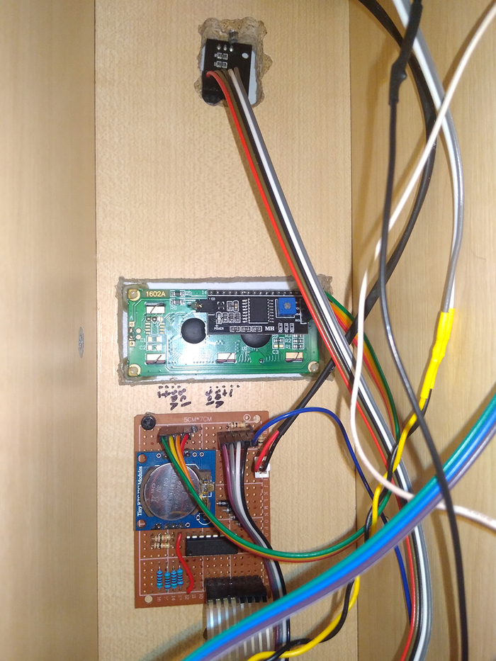настройка ambibox windows 10. 1636453172132254177. настройка ambibox windows 10 фото. настройка ambibox windows 10-1636453172132254177. картинка настройка ambibox windows 10. картинка 1636453172132254177. Компания Philips в 2007 году запатентовала невероятно простую, но, без преувеличения, потрясающую технологию фоновой подсветки ТВ Ambilight. С такой адаптивной подсветкой меньше устают глаза при просмотре в темноте, увеличивается эффект присутствия, расширяется область отображения и пр. Ambilight применима не только к видео и фото контенту, но и играм. Ambilight превратилась в визитную карточку телевизоров Philips. С тех пор компания Philips пристально бдит, чтобы никто из крупных производителей и думать не смел посягать на святое, создавая что-то подобное. Наверное, лицензировать эту технологию можно, но условия какие-то запредельные, и другие игроки рынка не особо горят желанием это делать. Небольшие компании тоже пытались (и сейчас есть компании, которые это делают) внедрять аналогичную технологию в виде отдельных комплектов, но кара от Philips была неизбежна. Так что в лучшем случае, если компания не продлит каким-то образом патент или его производную, другие производители лишь в 2027 году смогут выпускать что-то похожее.
