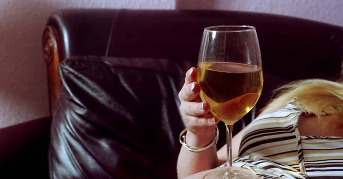 Вино на животе. Шампанское в животике?. Алкоголь и беременность. Женщина с животом пьёт шампанское.