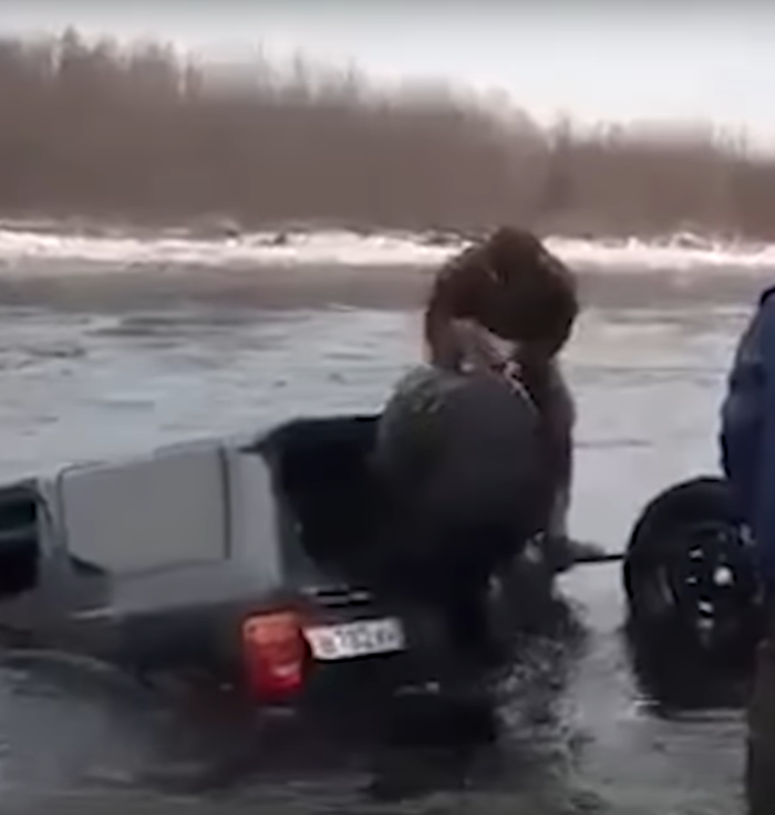 Баржа утонула вместе с машинами